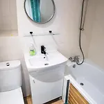 Spacious Quiet &charming ,536mbps Internet Apartment *